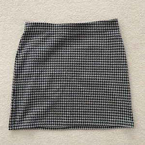 Oanvänd kjol - Oanvänd kjol, storlek S. 50kr +frakt