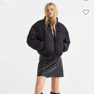 Vinterjacka  - Säjer en fin vinterjacka från hm, Jackan är bara använd några få gånger. Den är justerbar i midjan. Storlek: XS