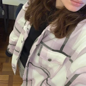 Jacka Vår/höst - Jacka med tunt lager av flis. Passar perfekt på våren men även hösten, oversize. Längd=70, Bredd=45. Aldrig använd då färgen inte tilltalar mig.