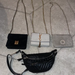 Små väskor  - Flera små väskor, går bra att köpa alla eller bara en. 40kr styck 