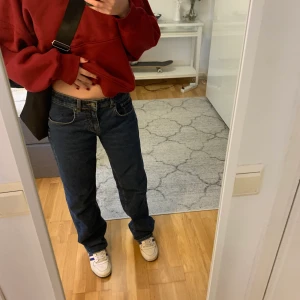 Jeans - Skit snygga mörkblå jeans med låg midja som är lite mer åt baggy hållet, från montel rocks. Ops‼️ De är två små hål innanför vid midjan då jag satte ett snöre där, men inget som syns. Säljer för dom kommer inte till användning längre😔🤎midjemåttet: 78cm❤️🤎🦭