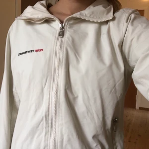 Peak performance jacka - Jättefin vit jacka från peak performance! Köpt secondhand men aldrig använd av mig och i jättefint skick, något nopprig på ärmarna men inget man tänker på alls 💖är regn- och vindtät och perfekt till hösten! Färgen är som på sista bilden 🤍