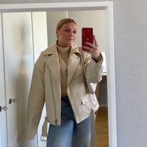 Beige skinnjacka - Beige skinnjacka från Nelly Trend💓Sparsamt använd, så är i väldigt bra skick. Jackan är oversized i modellen.   Nypris 599:-.  Hör av dig om du vill ha fler bilder💕