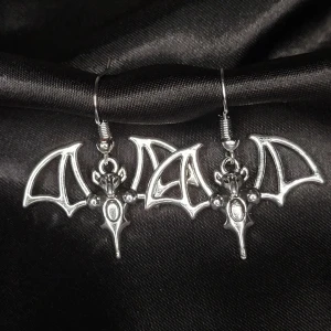 Fladdermöss Örhängen! 🦇 - Tillbaka i lager!! Egengjorda örhängen med fladdermöss-berlock! Troligtvis nickelfria men är du allergiker bör du vara försiktig. Rostfritt! Perfekt alla hjärtans dag present till både pojkvän eller flickvän ♡