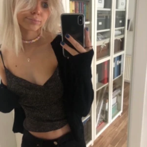 Glitter linne - Assnyggt glitter linne i storlek s från Urban outfitters!! Använd en gång!❤️‍🔥❤️‍🔥❤️‍🔥