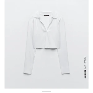 Topp - säljer denna fina ribbade tenniströja från zara, nyskick och endast använd 2-3 gånger, säljer därav den inte kommer till stor användning! 