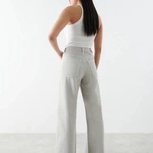 GINATRICOT GRÅA JENAS!  - Jättefina gråa jeans som knappt är använda. Köpte för 500kr säljer för 150kr eftersom de inte kommer till användning köptes i sommar. Storleken är i 32 men de är ganska stora för att vara 32 så de passar 34! Bilderna är inte mina! Fråga för fler bilder!!