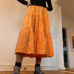 Supercool orangerutig kjol från asos!! Sista två bilderna är lånande från deras hemsida. Väldigt flowig🌸