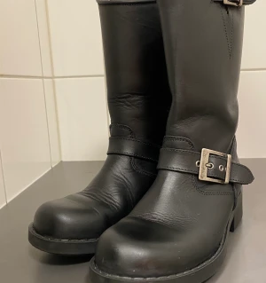 Johnny Bulls innermått 24 cm stl 36 boots / kängor / skor nypris 1399:- - Johnny bulls, fint skick Strl 36, men stora i storlek  Innermått ca 24 cm  Nypris 1399kr