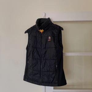 Parajumpers väst  - Säljer min Parjumpers väst då den är för liten. Västen är i nyskick och väldigt sparsamt använd. Storleken är S och kvitto får man med. Priset är inte hugget i sten så kom med bud.