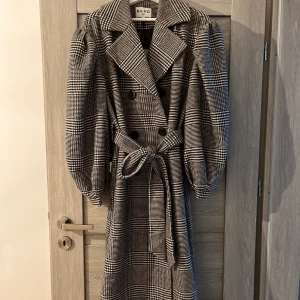 Oanvänd kappa - Hej! säljer min fina kappa från NA-KD, helt oanvänd endast testad. Nypris 1200kr säljer den för 1000kr (pris kan diskuteras). 