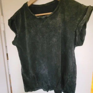 Grå Tiedye Topp - Grå skön tiedye tshirt/topp bomull med upprullade ärmar. Ingen storleksmarkering, men skulle säga stl.S. Obetydligt använd, i princip ny!