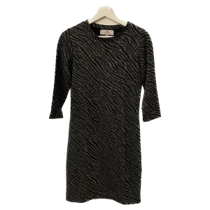 Glittrig kläning - Glittrig klänning i zebramönster.