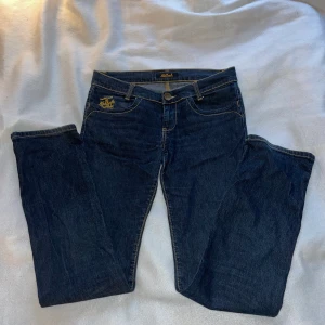Low waist jeans - Lågmidjade jeans från killah.   De är djupt mörkblåa. Långa i benen på mig som är 177 cm 💗  Köparen står för frakt.  Skriv gärna till mig privat om frågor🤍