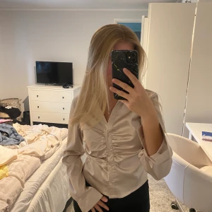 Skjorta  - Champagne färgad skjorta, aldrig använd