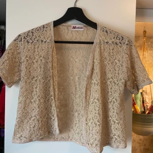 Spetts blus - Så gullig spetts blus i gräddvit💗