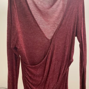 Zara body - Jätte snygg body topp från Zara i färgen vinröd, i skönt och fint material. Ett pytte litet hål på nacken därav priset. Använt ett få antal gånger. Stl L men liten i storlek