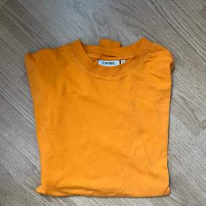 En långärmad tunn tröja från junkyard!! Tröjan är starkt orange och är i storlek S herr men passar större storlekar då den är lång i ärmarna 🙌 Vid frågor eller fler bilder, kontakta gärna:)