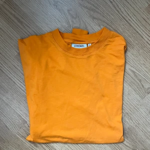 Tröja - En långärmad tunn tröja från junkyard!! Tröjan är starkt orange och är i storlek S herr men passar större storlekar då den är lång i ärmarna 🙌 Vid frågor eller fler bilder, kontakta gärna:)