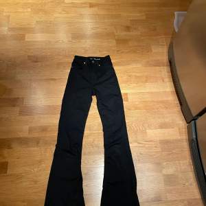 Ett par svarta boot cut jeans från Bikbok i storlek xs. Väldigt fint skick! Pris: 150 kr Frakt: 49 kr