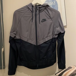 Träningsjacka - Säljer denna, använd kanske 3 gånger, storlek xs, kommer från Nike! 🫶🏼🌸