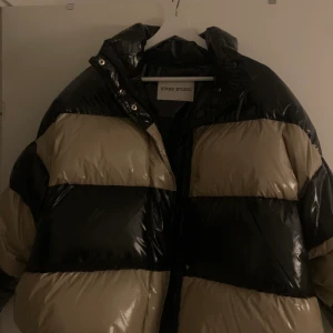 Säljer en stand studio  - Köpte den i december förra året som ny och sparsamt använd köpt från stand studio nypris 4935kr och säljer för 3000 kr storlek 34 men passar även 32-36