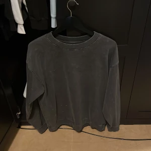 Tröja från lager 157 - Sliten grå färgad hoodie utan luva säljer för att jag alldrig använder den köpt flr ca 200