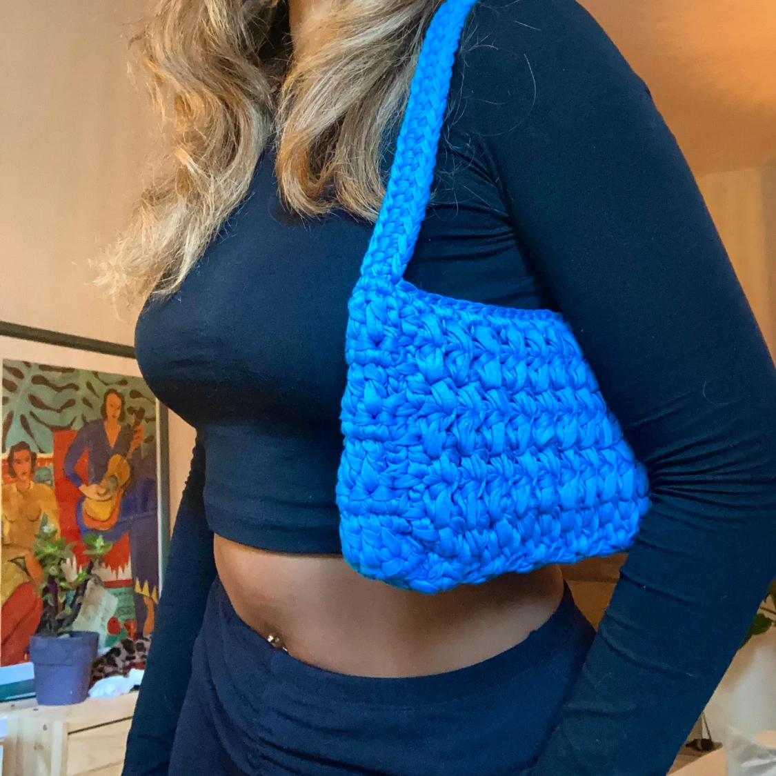 Blå virkad axelväska