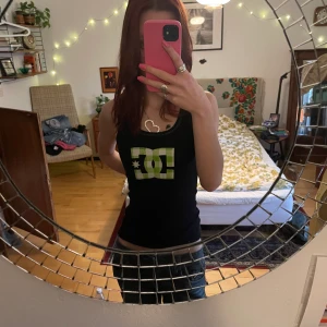 Dc shoes linne  - Dc shoes linne med coolt tryck. passar mig som har xs-s men väldigt stretchigt så borde passa medium också. Skriv för fler frågor eller bilder 