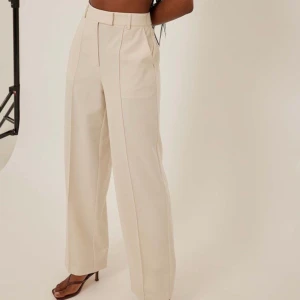 Kostymbyxor Angelica Blick X NA-KD - Creme vita kostymbyxor från Angelica Blick X NAKD. Aldrig använda med prislapp kvar. Ord pris 499 kr.