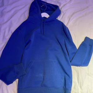 Blå hoddie  - Säljer en blå hoddie från h&m för den inte kommer till användning 