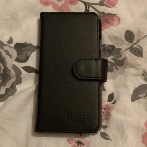 Ideal of Sweden fodral + skal - Köpte detta fodral för ca 2 år sedan och ska skaffa ny mobil så säljer en del av min skal. Som original skick Original pris : 350 kr