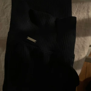 Aimn tights mörkblå - L  - Sparsamt använda storlek L. Har en liten fläck precis vid ankeln, därav priset. Kan skicka bild på de vid intresse.   Kan fraktas ❤️