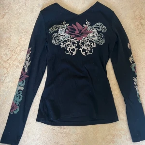 Långärmad tröja  - Cool långärmad tröja med tryck. Har använt en gång och är i mycket bra skick. Den är i storlek M men passar S också. 