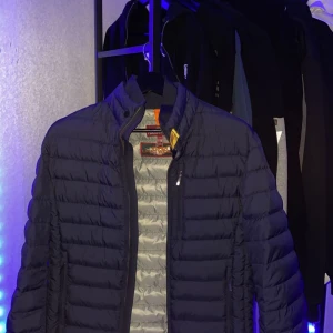 Parajumper superlight weight - Parajumper superlightweight storlek Y-M passar normal S, använd cirka Max 5 gånger inga defekter alls helt som ny 10/10 cond. Säljs för att den är för liten ny pris runt 4000