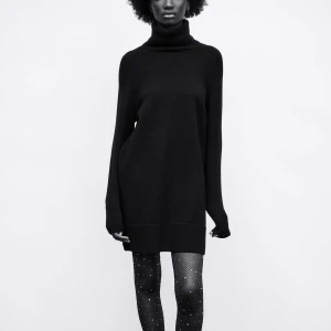 Stickad klänning  - Svart stickad klänning från Zara i storlek M. Superskön och fin passform men trivs inte i kragen säljer därför vidare till någon som får bättre användning av den☺️säljer även exakt samma klänning fast i vit av samma anledning.