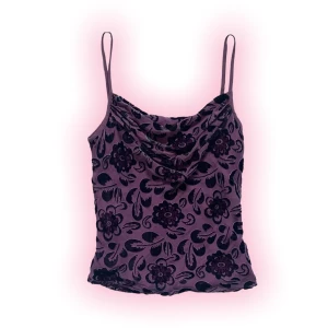 Y2k fest topp - Så fin topp från Laura Ashley. Med sammets tryck. Ryschad där fram som hänger snyggt. Köparen står för frakt. ❤️