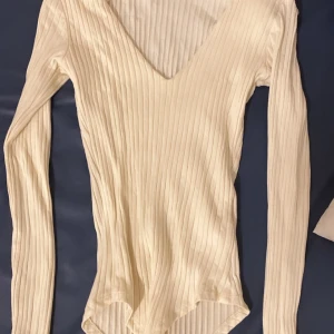 V ringad body - Säljer denna helt oanvända bodyn, nypris 169 säljs för 80. Storlek S/XS