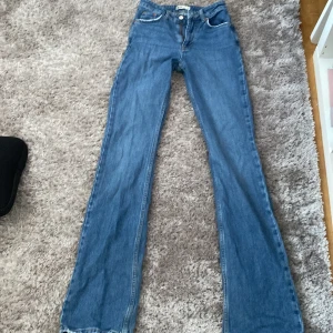 Mid rise tall flare jeans - Jättefina men med hål nere på bena, för sykunnig
