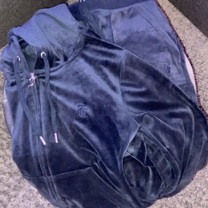 juicy couture  - säljer nu mitt älskade Juicy set eftersom det inte kommer till användning. Storlek S i båda delarna. Använt ett fåtal gånger💙1500kr💙 Nypris -2300. INGA SKAMBUD!🔔⚠️