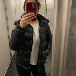 Moncler jacka - Säljer min moncler jacka i modellen ”Claire”. Det är storlek 2 som passar mig som vanligtvis har 36.Den har en liten defekt på insidan av armen(bild 3) men syns inte vid användning.Fickornas dragkedjor funkar men själva grejen man drar i fattas.😊🫶🏼🫶🏼