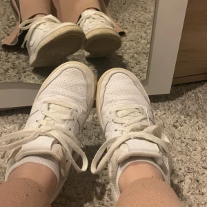 Vita Nike sneakers - Säljer mina gamla vita Nike sneakers i EU 36. Har använt de i mindre än ett år och dom är i bra skick; inga skador osv endast lite missfärgning under skorna💕