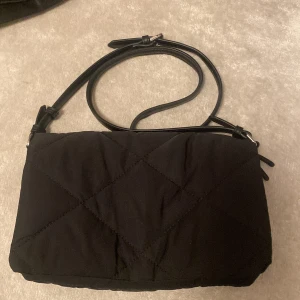 Zara väska - Svart väska från zara, använd fåtal gånger 💗 perfekt för skolan!  Finns inte kvar att köpa hos Zara skriv för fler bilder/frågor