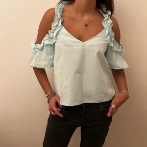 Jäätteee finnn turkos topp - Så vacker ofshoulder topp i turkos.