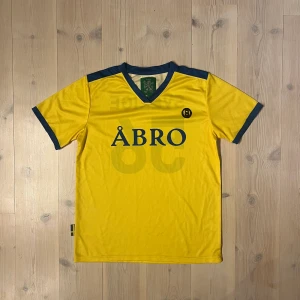 Sverige x smileystar fotbolls tröja - En riktigt sjuk sample från smileystar. En ”test” inför en kommande fotbollströjs kollektion från märket smileystar. Tryckt på en Åbro Sverige tisha. Ingen storleks lapp i tröjan men den sitter som en M