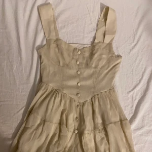Klänning  - Super fin klänning i beige färg ❤️ sitter stort på mig som är vanligt vis xs ❤️
