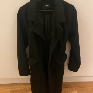 Svart Kappa från BikBok (Ullkappa) - Svart kappa i ullblandndning. Storlek S. Mycket god skick, som ny. 