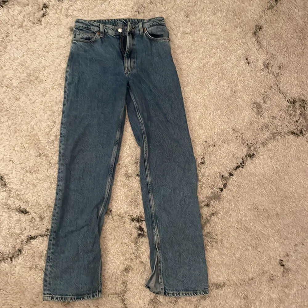 Säljer pga kommer ej till användning. Jeans från Monki med slits där nere. Storlek 26. Jeans & Byxor.