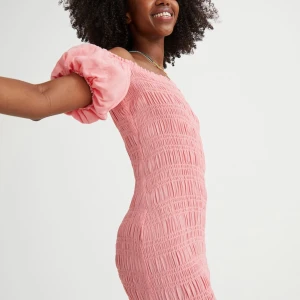 Rosa klänning - Säljer denna oanvända klänning från H&M, så fin med stretchigt material som sitter smikrande på kroppen! 