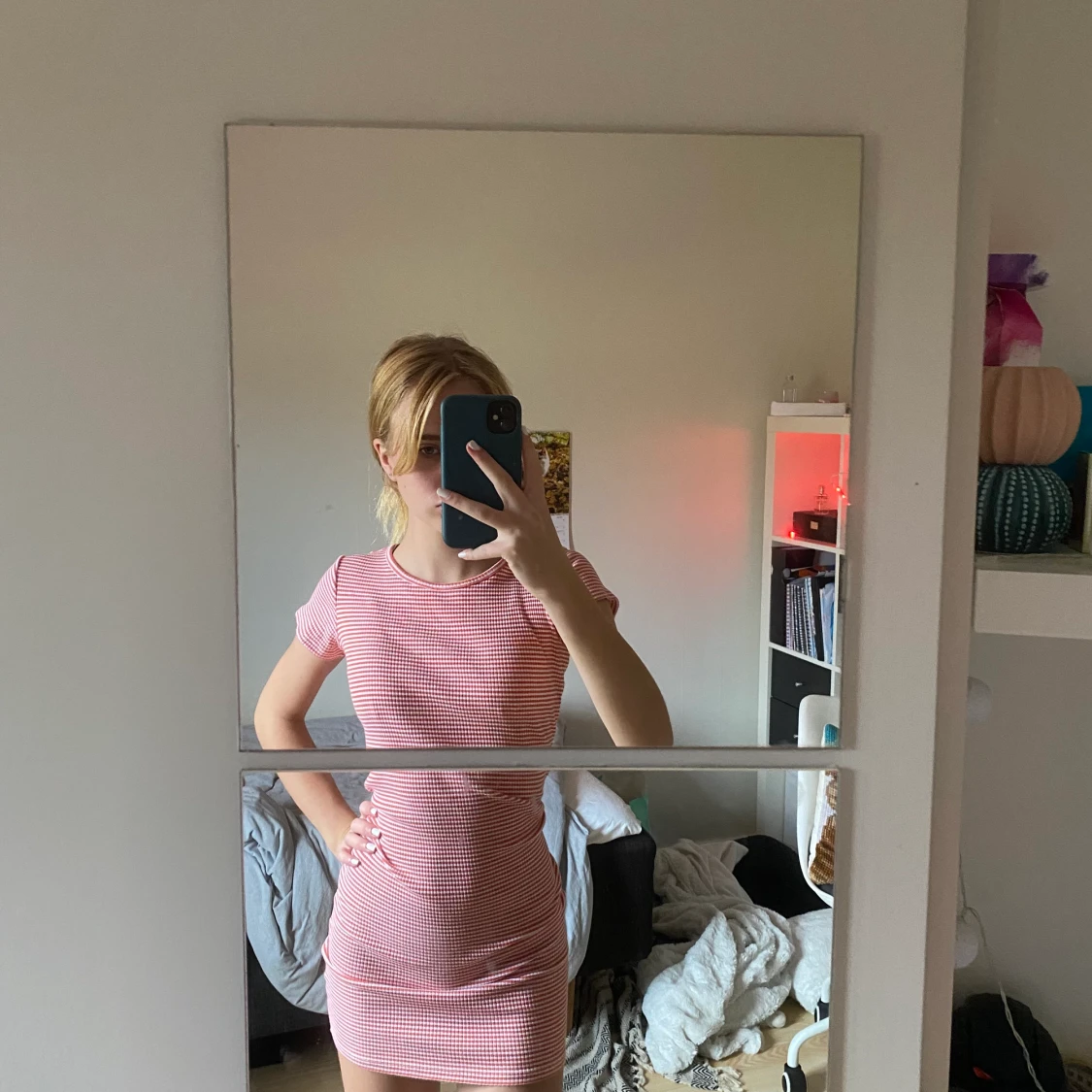 Rödrandig rak klänning